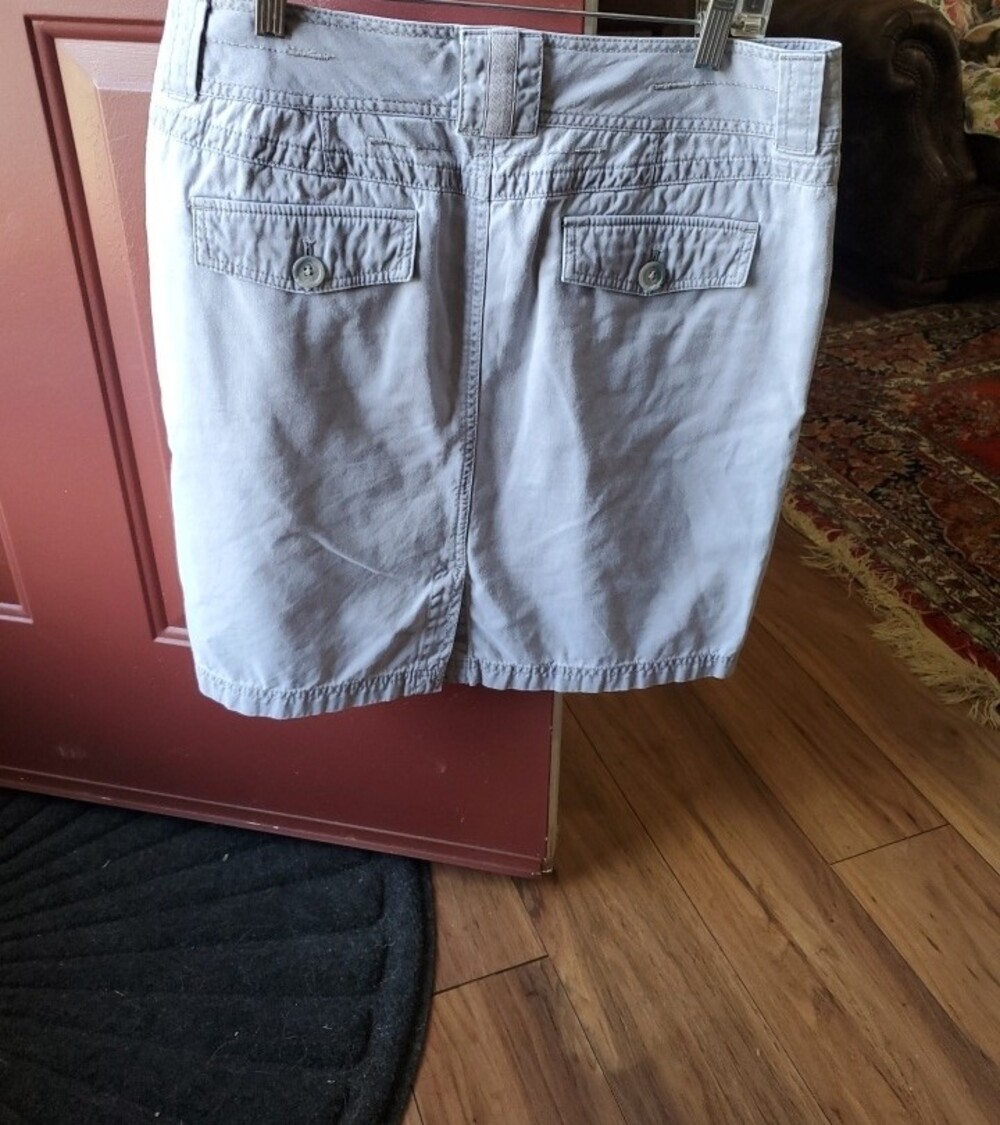 Eddie Bauer Light Gray Skirt with Olive Green Label and Yellow Stitching - Picture 3 of 11